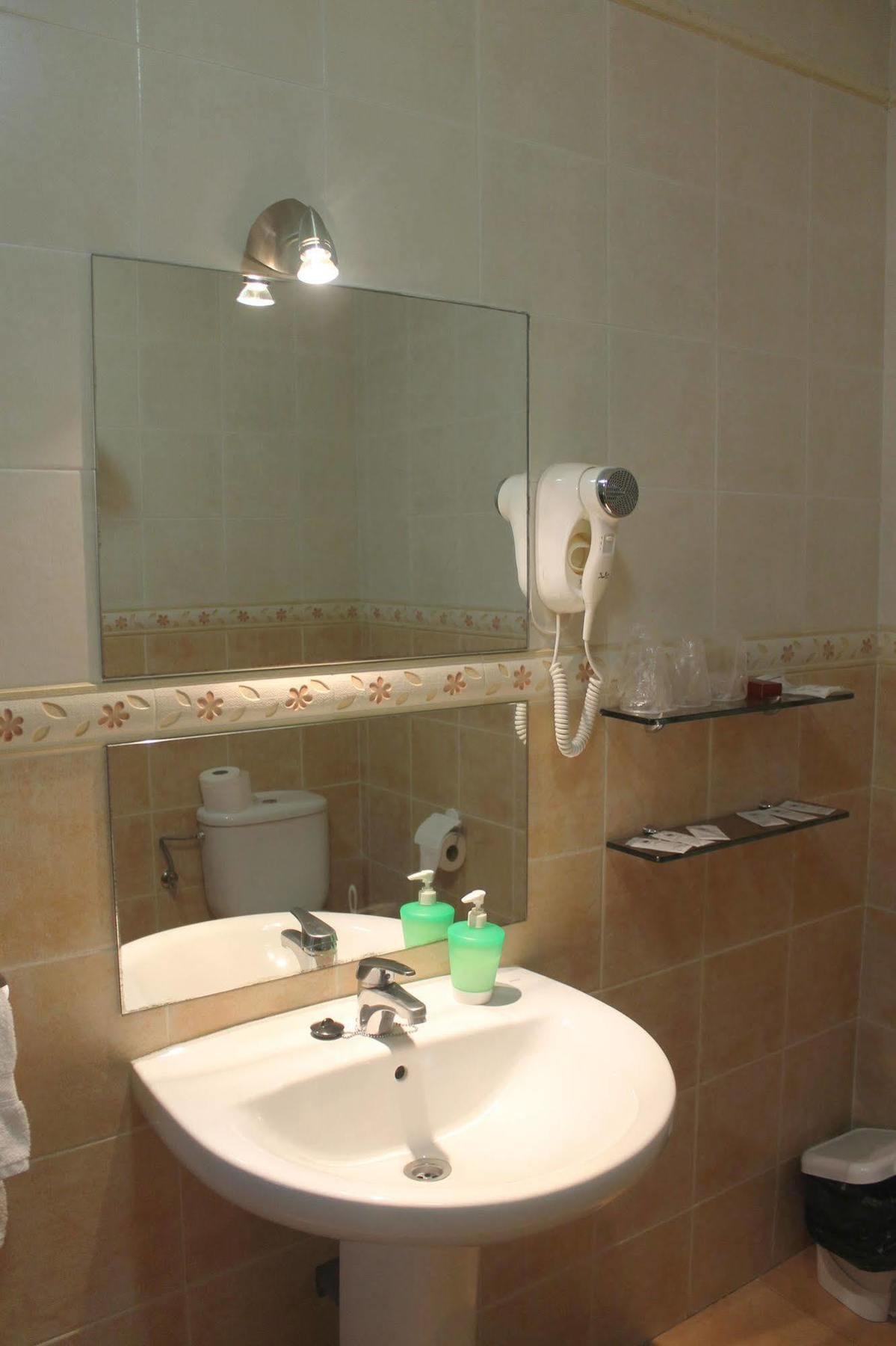 Dpcristal Hotel Sarria Bagian luar foto